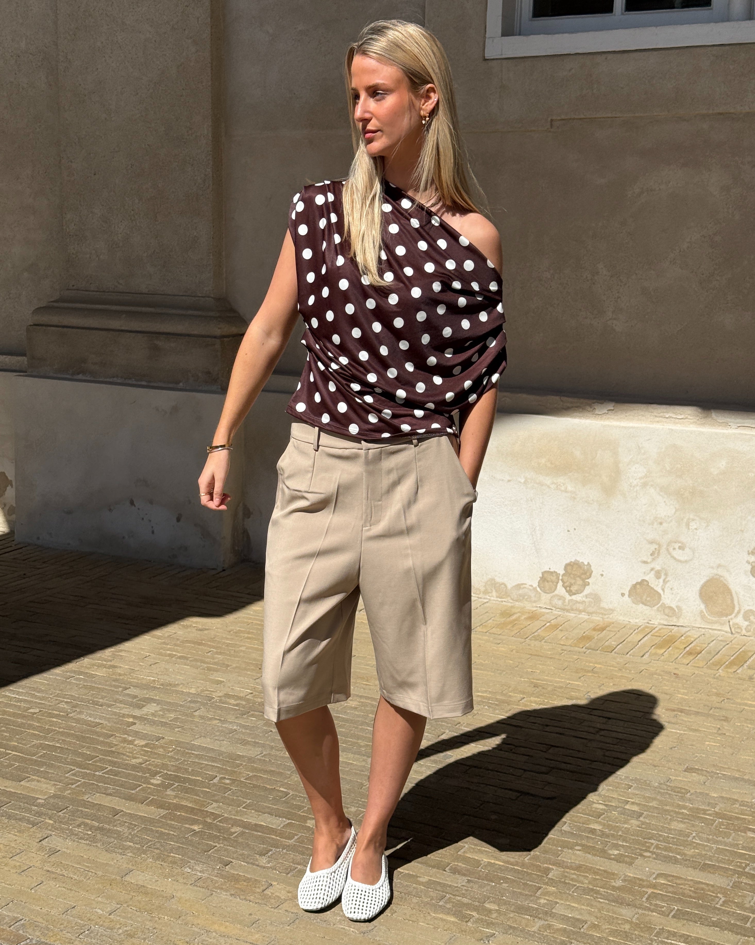 Modelbillede af SAMIRA one shoulder top, brun og HARLEE shorts, beige. Fra BySofieSønderby