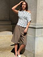 Modelbillede af SAMIRA one shoulder top, hvid og HARLEE shorts, brun. Fra BySofieSønderby