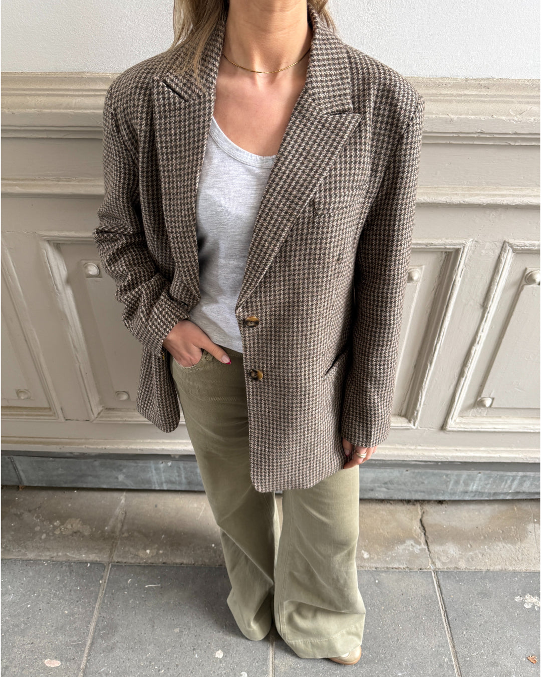 Stemningsbillede af brun SARA oversized blazer. Fra BySofieSønderby