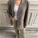 Stemningsbillede af brun SARA oversized blazer. Fra BySofieSønderby