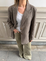 Stemningsbillede af brun SARA oversized blazer. Fra BySofieSønderby