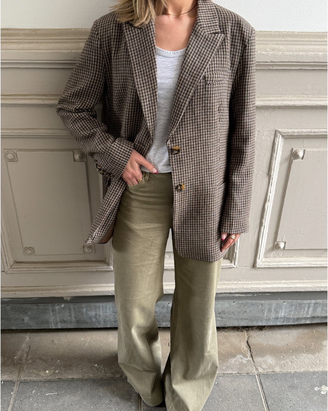 Stemningsbillede af brun SARA oversized blazer. Fra BySofieSønderby