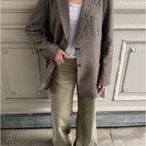 Stemningsbillede af brun SARA oversized blazer. Fra BySofieSønderby