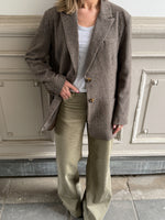 Stemningsbillede af brun SARA oversized blazer. Fra BySofieSønderby