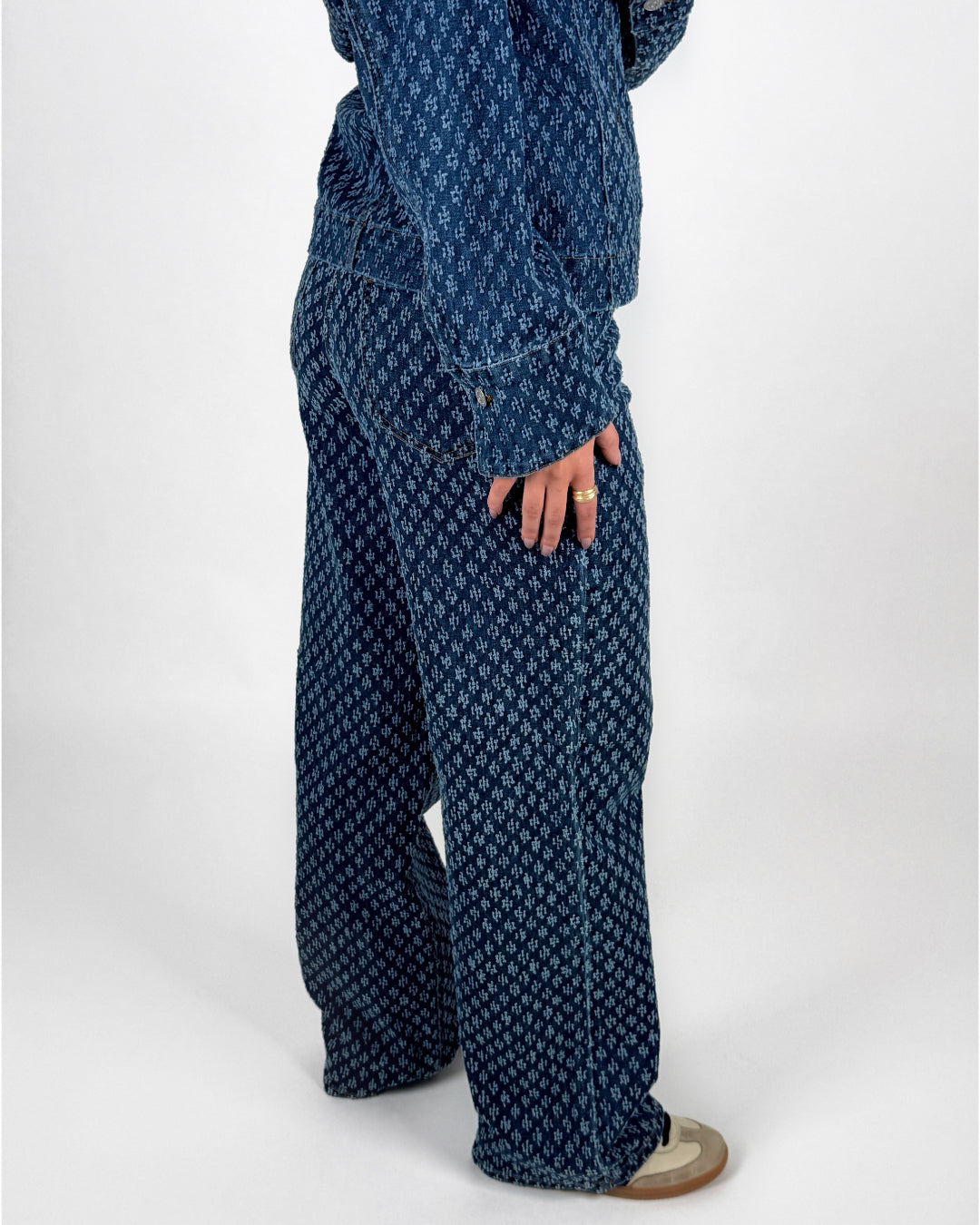 Modelfoto af pige i blåmønstret SAVA jeans, samt blå LUNA bluse i matchende stof. Alt er fra BySofieSønderby.