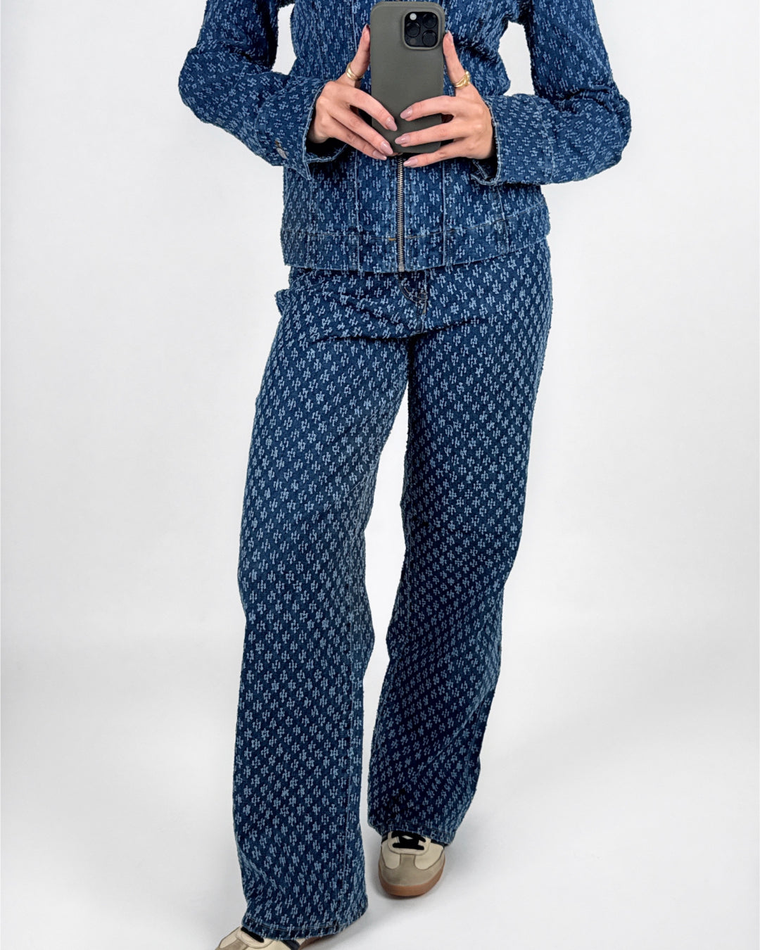 Modelfoto af pige i blåmønstret SAVA jeans, samt blå LUNA bluse i matchende stof. Alt er fra BySofieSønderby.