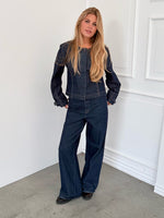 Modelfoto af pige i mørkeblå SAVA jeans, samt mørkeblå FLO jakke. Alt er fra BySofieSønderby.