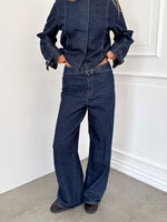 Modelfoto af pige i mørkeblå SAVA jeans, samt mørkeblå FLO jakke. Alt er fra BySofieSønderby.