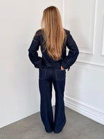 Modelfoto af pige i mørkeblå SAVA jeans, samt mørkeblå FLO jakke. Alt er fra BySofieSønderby.