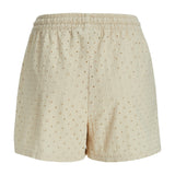 Beige shorts med elastisk talje har et blomstret perforeret mønster. De er alene i et neutralt, hvidt fotostudie uden andre genstande.