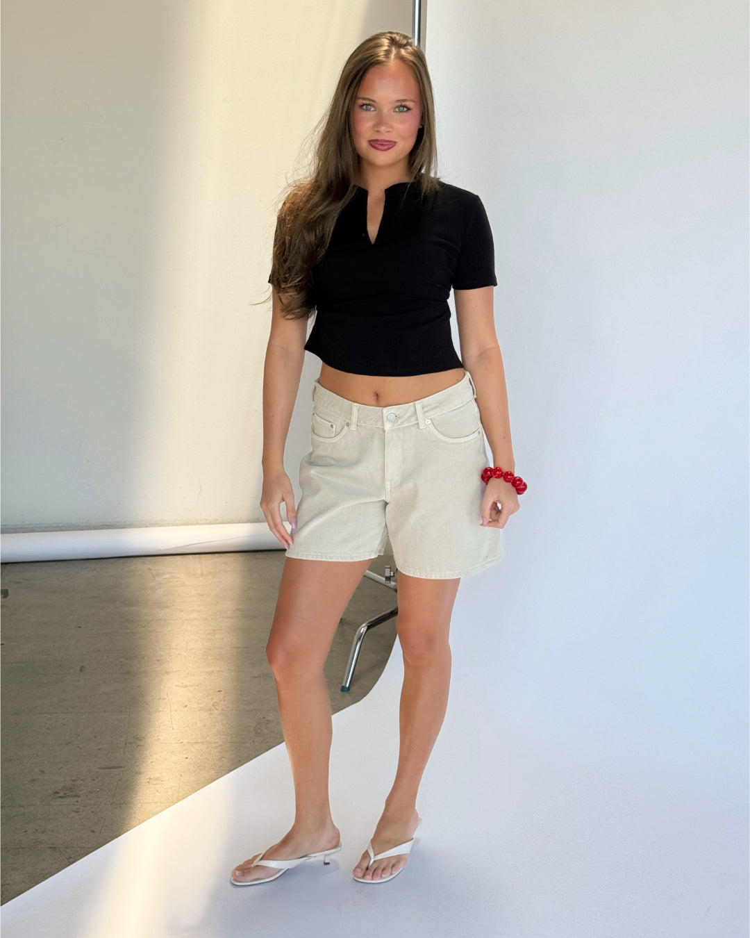 Modelbillede af beige SEVILLE shorts. Set forfra. Fra BySofieSønderby