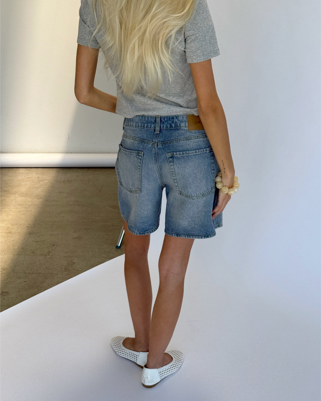 Modelbillede af blå SEVILLE shorts. Set bagfra. Fra BySofieSønderby
