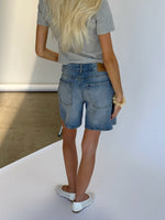 Modelbillede af blå SEVILLE shorts. Set bagfra. Fra BySofieSønderby