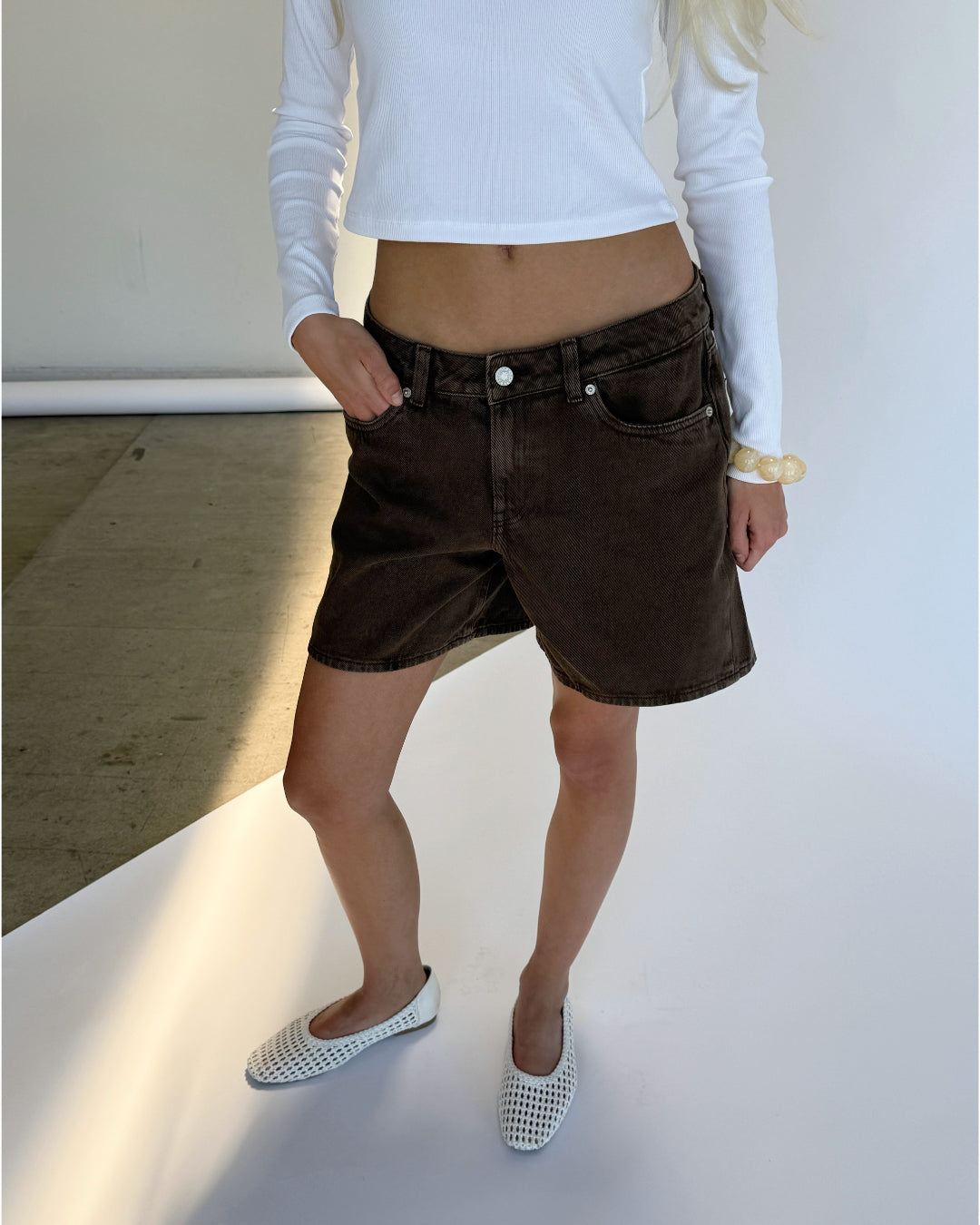 Modelbillede af brune SEVILLE shorts. Set forfra. Fra BySofieSønderby