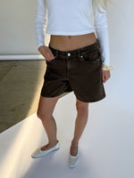 Modelbillede af brune SEVILLE shorts. Set forfra. Fra BySofieSønderby