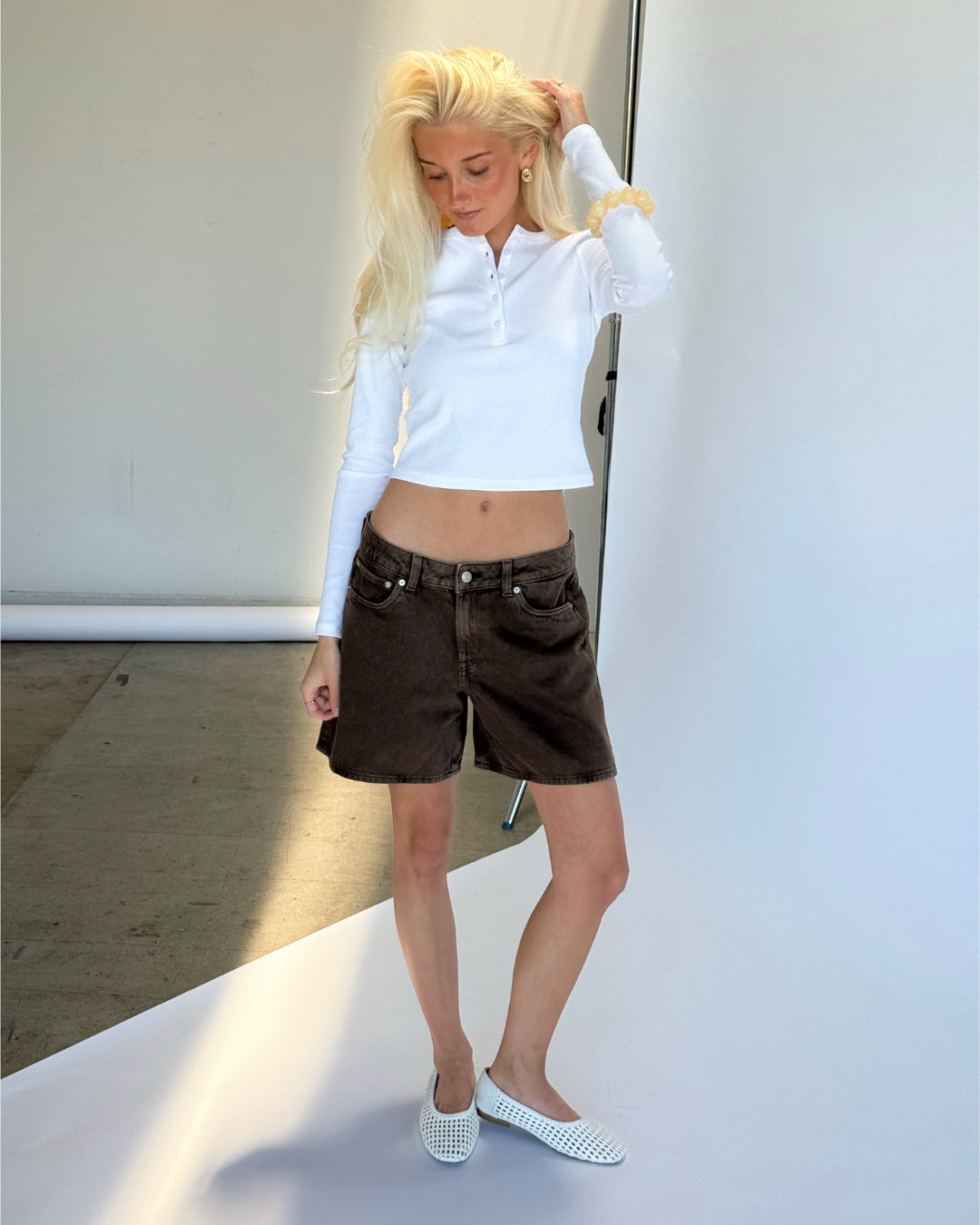 Modelbillede af brune SEVILLE shorts. Set forfra. Fra BySofieSønderby