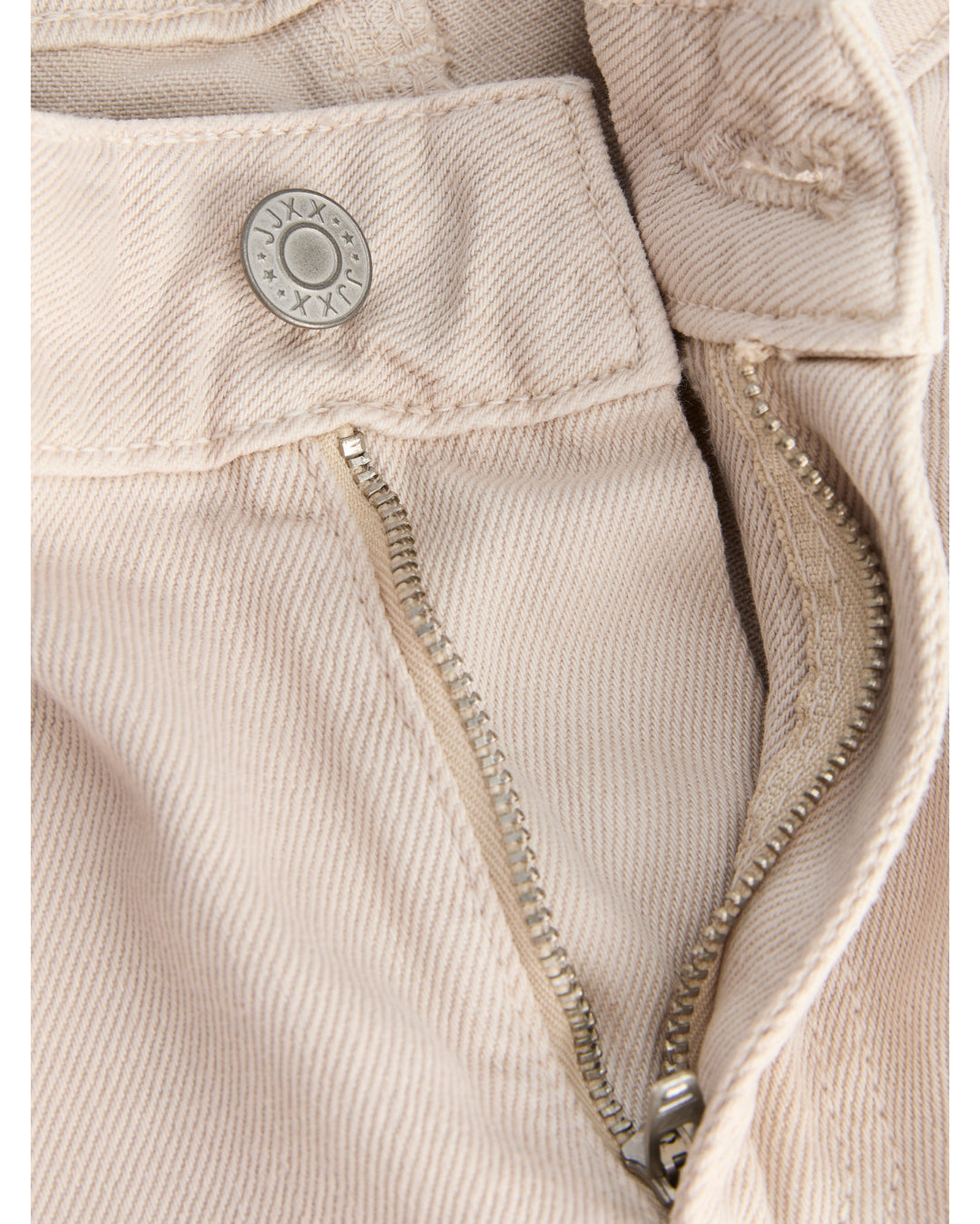 Detaljebillede af creme farvede SEVILLE shorts. Fra BySofieSønderby