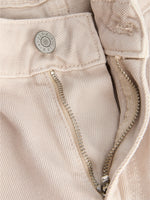 Detaljebillede af creme farvede SEVILLE shorts. Fra BySofieSønderby