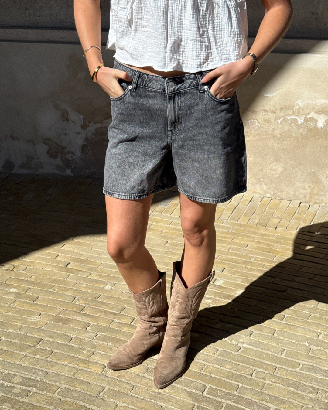 Modelbillede af grå SEVILLE shorts. Set forfra. Fra BySofieSønderby
