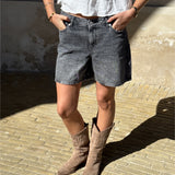 Modelbillede af grå SEVILLE shorts. Set forfra. Fra BySofieSønderby