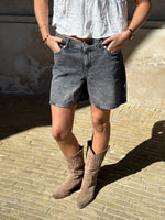Modelbillede af grå SEVILLE shorts. Set forfra. Fra BySofieSønderby