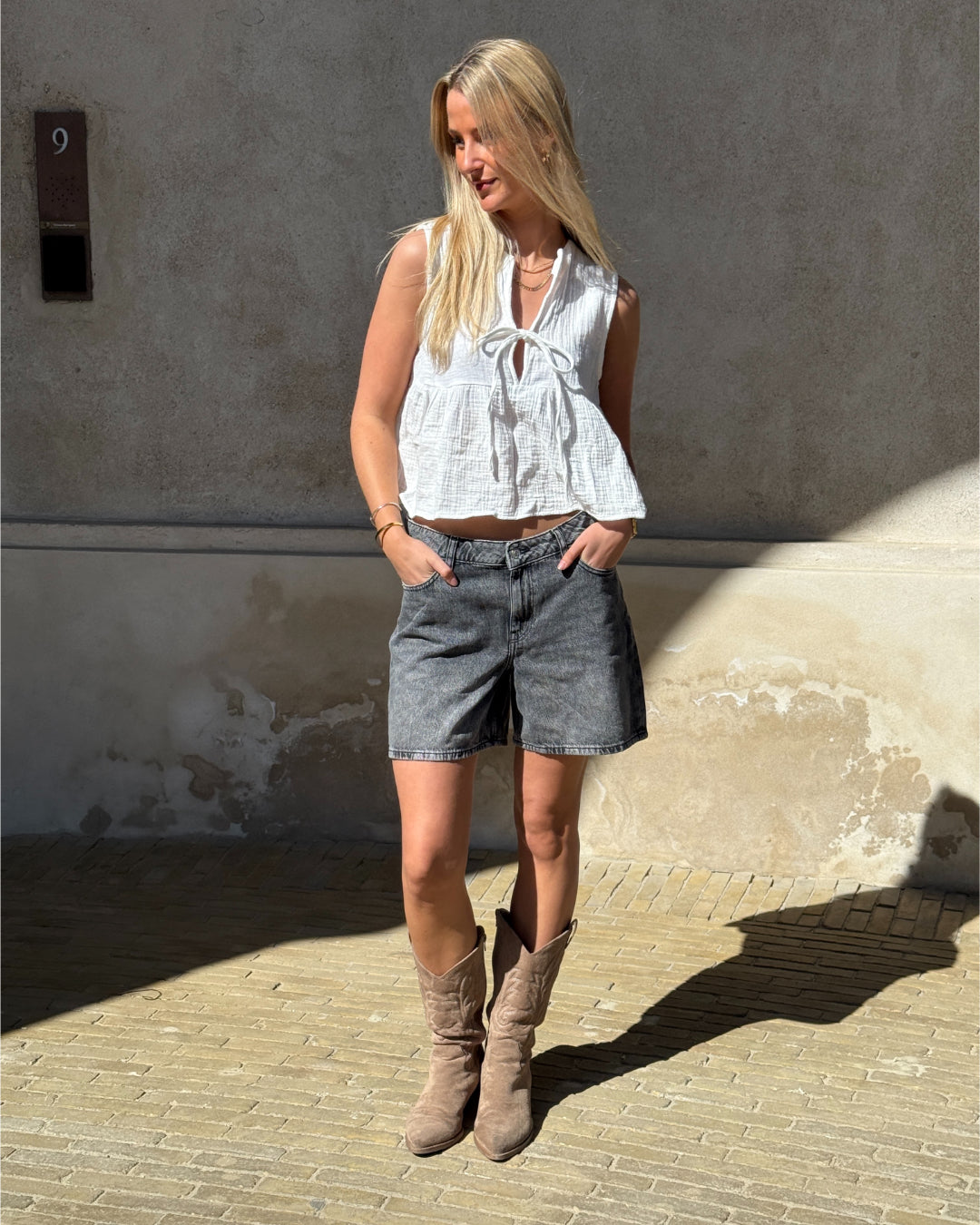Modelbillede af grå SEVILLE shorts. Set forfra. Fra BySofieSønderby