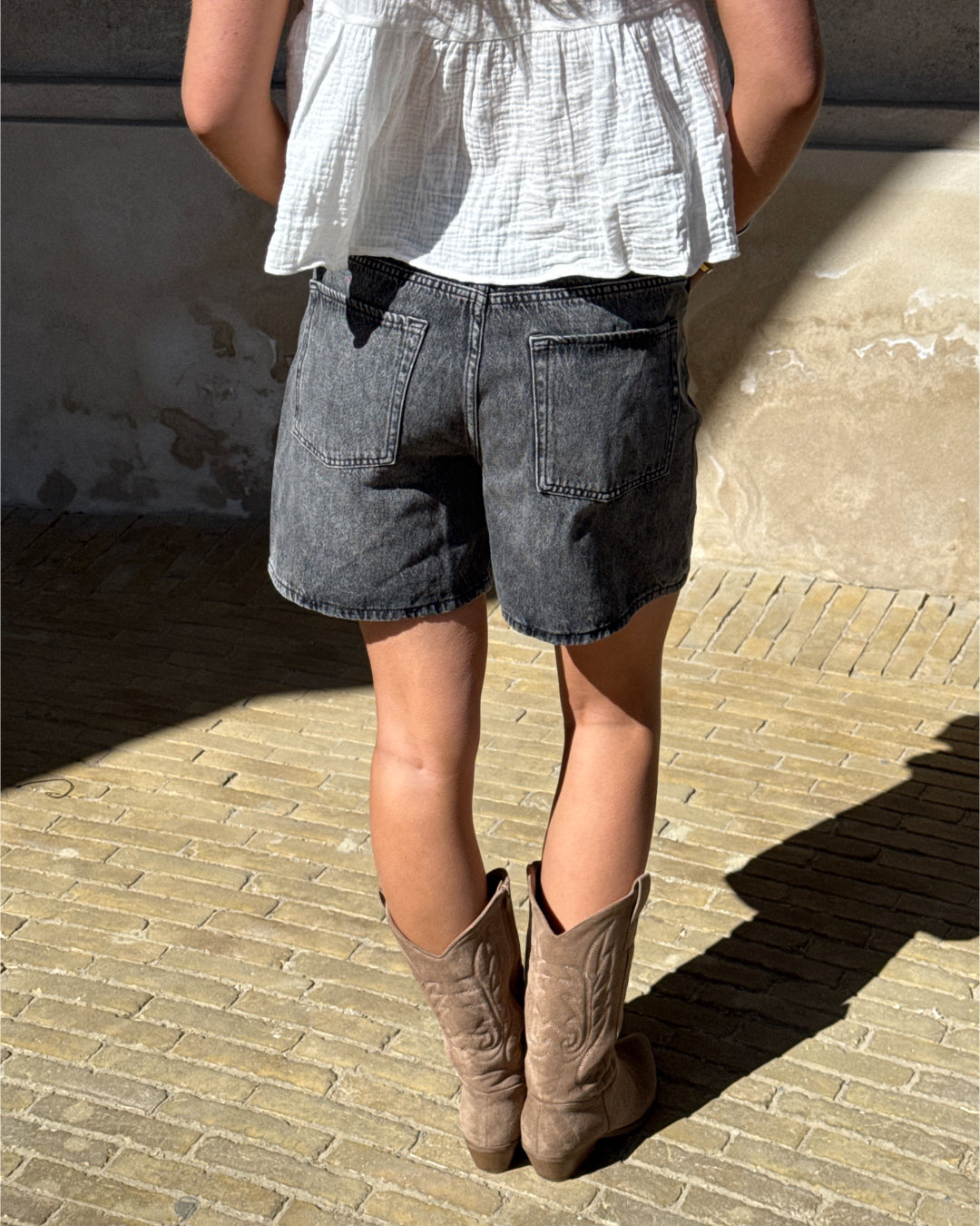 Modelbillede af grå SEVILLE shorts. Set bagfra. Fra BySofieSønderby