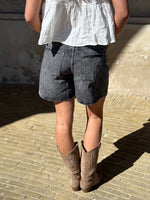 Modelbillede af grå SEVILLE shorts. Set bagfra. Fra BySofieSønderby