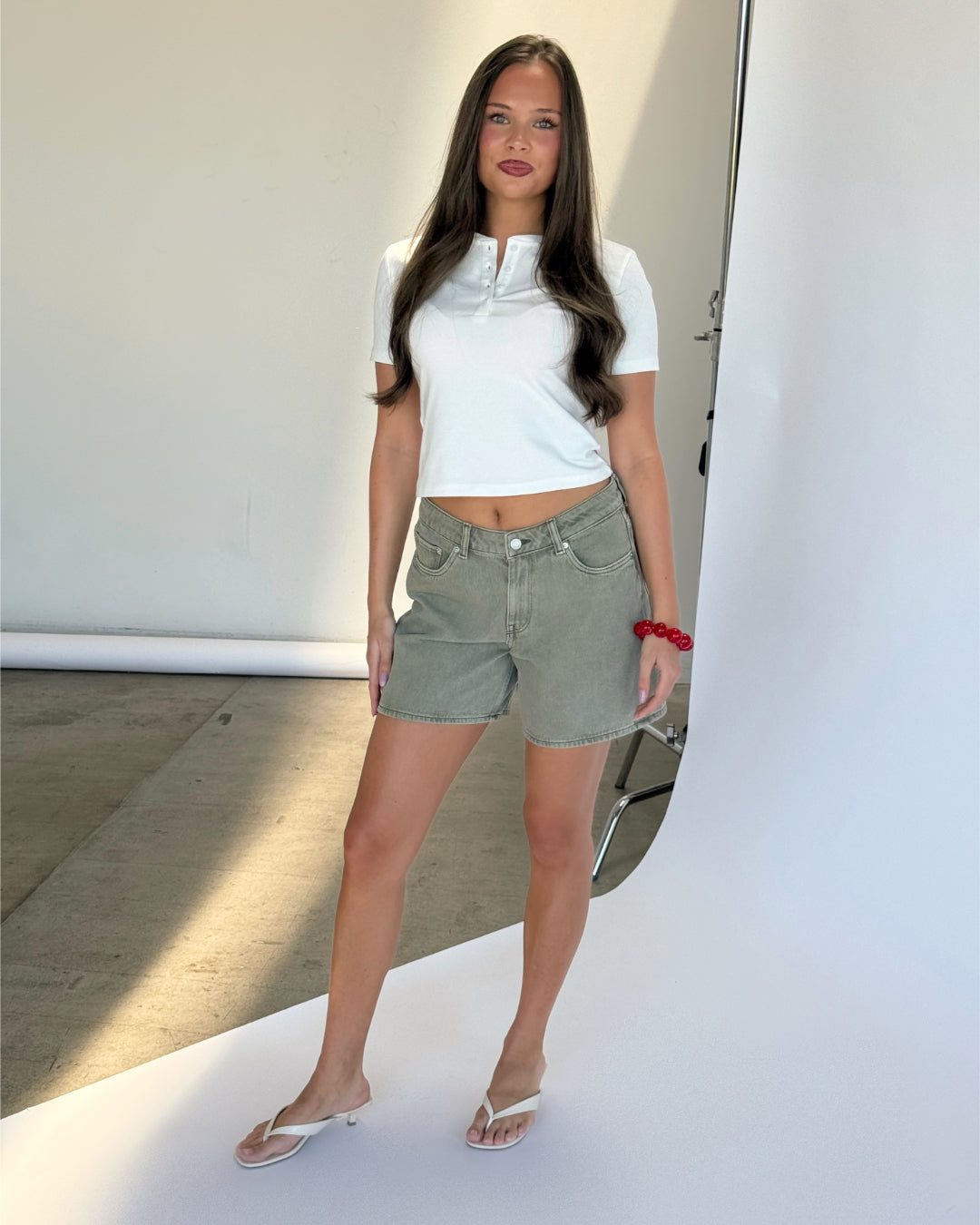 Modelbillede af grønne SEVILLE shorts. Set forfra. Fra BySofieSønderby