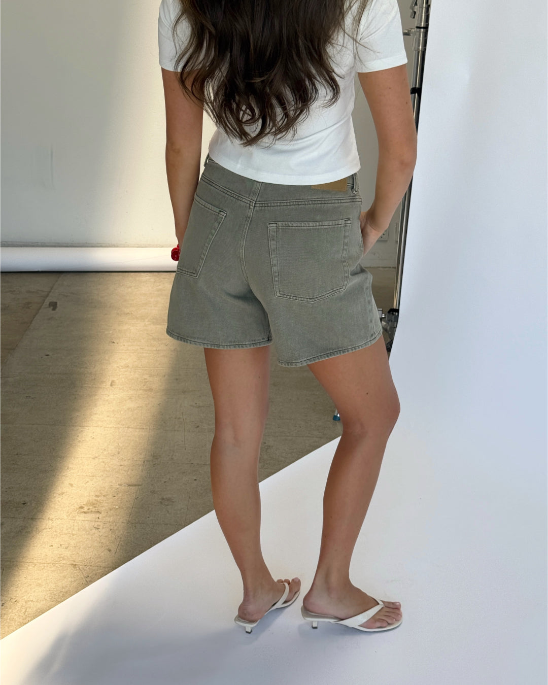 Modelbillede af grønne SEVILLE shorts. Set bagfra. Fra BySofieSønderby
