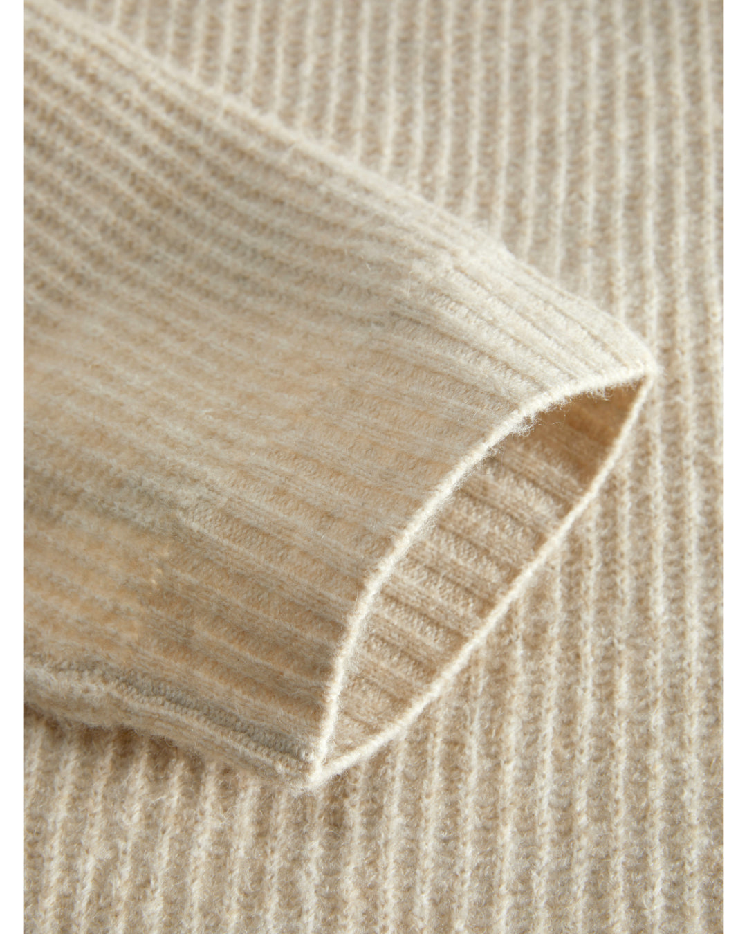 Detaljebillede af cremefarvet SIGGA striktrøje. Fra BySofieSønderby.