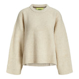 Produktbillede af cremefarvet SIGGA striktrøje. Set forfra. Fra BySofieSønderby.