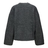 Produktbillede af grå SIGGA striktrøje. Set bagfra. Fra BySofieSønderby.