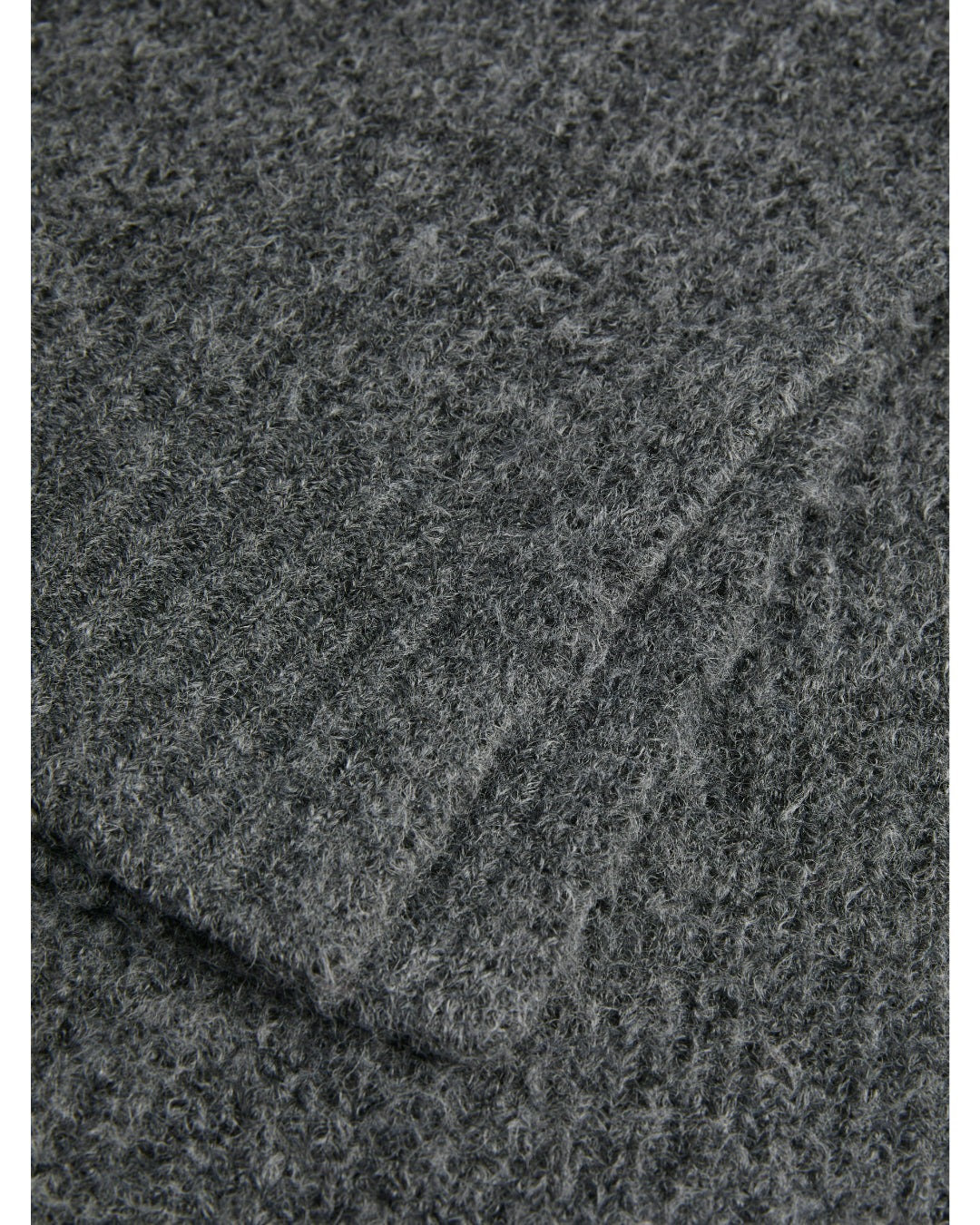 Detaljebillede af grå SIGGA striktrøje.  Fra BySofieSønderby.