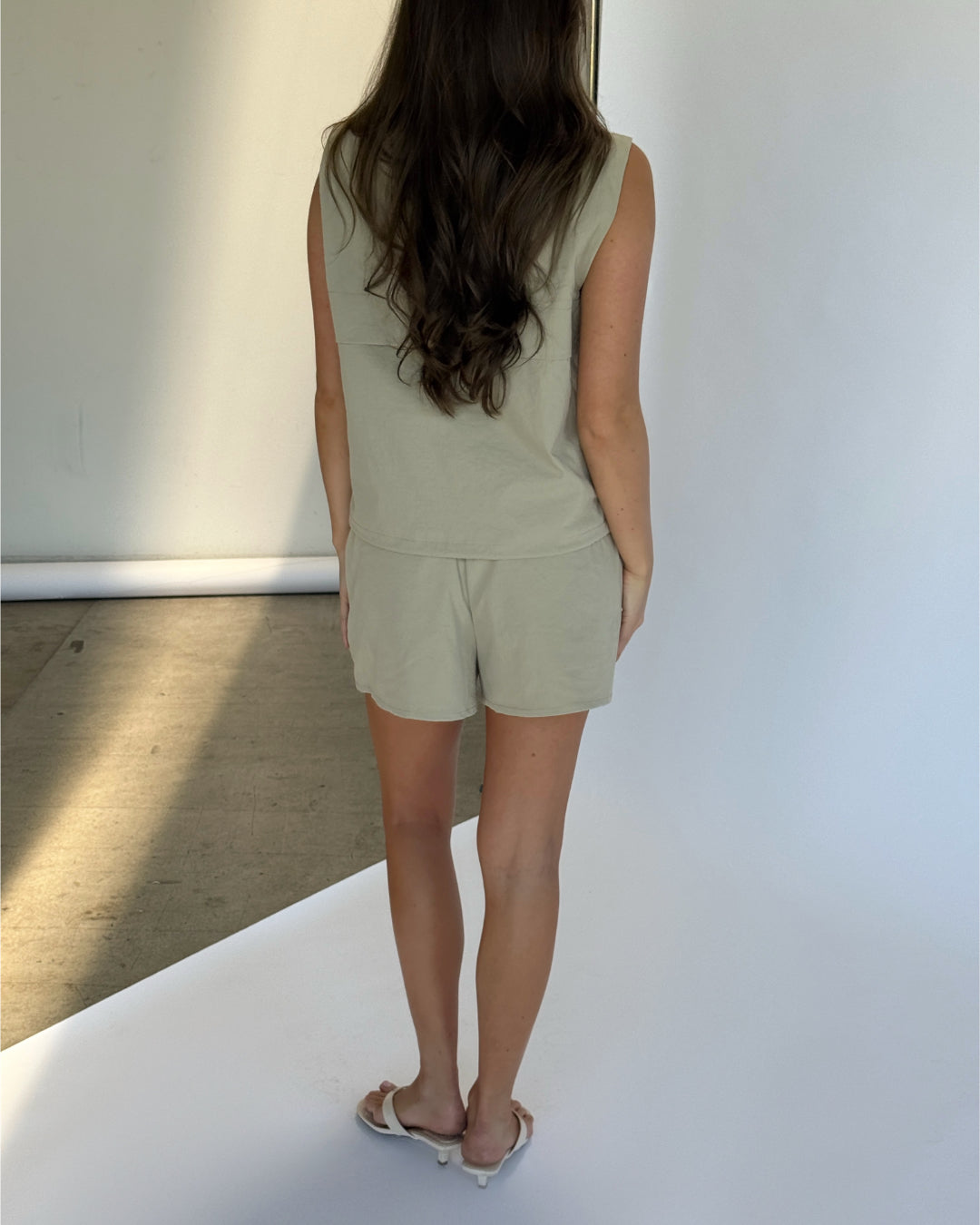 Modelbillede af beige SILJA shorts. Set bagfra. Fra BySofieSønderby