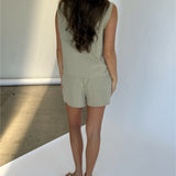 Modelbillede af beige SILJA shorts. Set bagfra. Fra BySofieSønderby