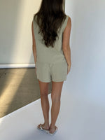 Modelbillede af beige SILJA shorts. Set bagfra. Fra BySofieSønderby