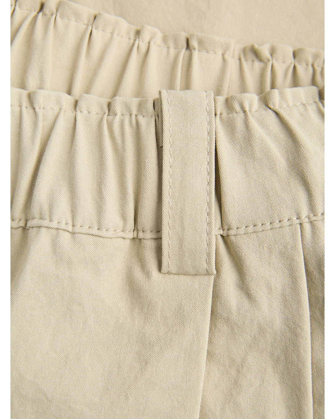 Detaljebillede af beige SILJA shorts. Fra BySofieSønderby