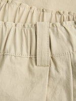 Detaljebillede af beige SILJA shorts. Fra BySofieSønderby