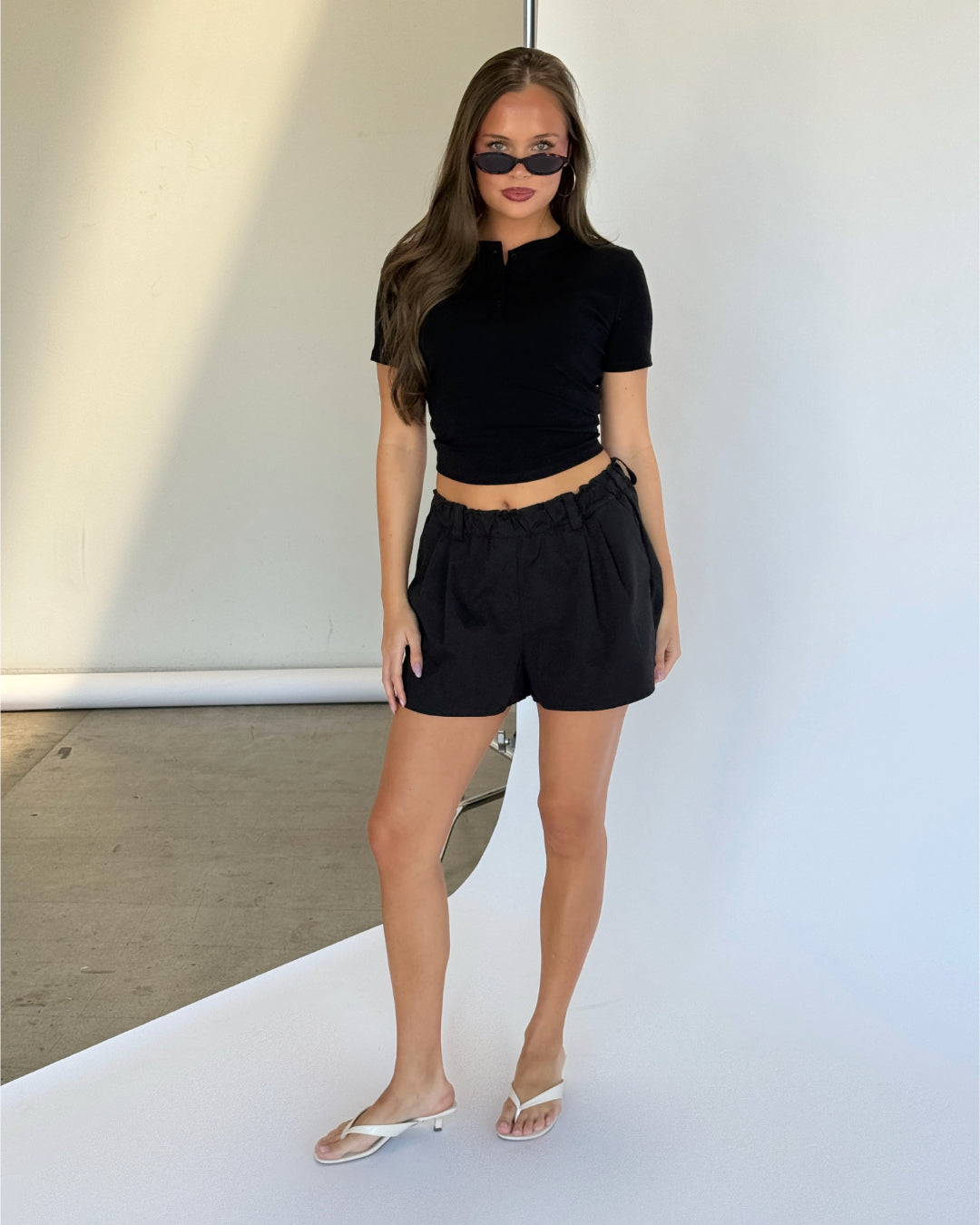 Modelbillede af sorte SILJA shorts. Set forfra. Fra BySofieSønderby