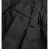 Detaljebillede af sorte SILJA shorts. Fra BySofieSønderby
