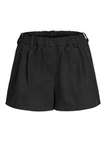 Produktbillede af sorte SILJA shorts. Set forfra. Fra BySofieSønderby