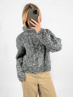 Modelfoto af pige med sort SIMIK rullekrave striktrøje, samt beige TOKYO jeans. Set forfra. Alt er fra BySofieSønderby