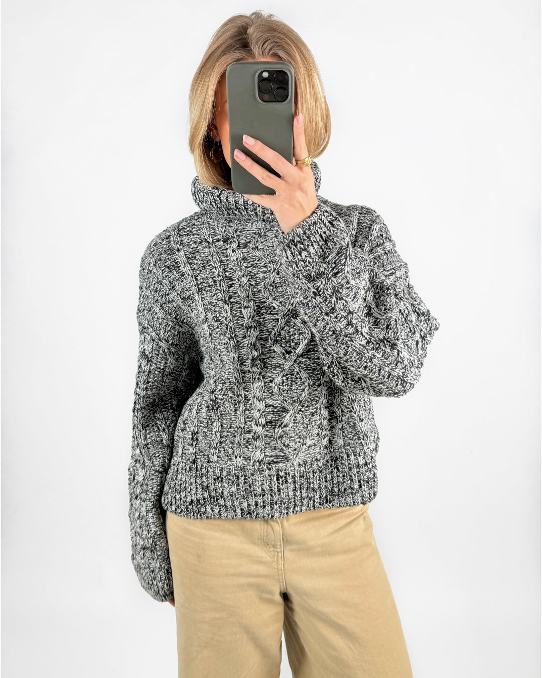 Modelfoto af pige med sort SIMIK rullekrave striktrøje, samt beige TOKYO jeans. Set forfra. Alt er fra BySofieSønderby