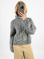 Modelfoto af pige med sort SIMIK rullekrave striktrøje, samt beige TOKYO jeans. Set forfra. Alt er fra BySofieSønderby