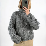 Modelfoto af pige med sort SIMIK rullekrave striktrøje, samt beige TOKYO jeans. Set forfra. Alt er fra BySofieSønderby