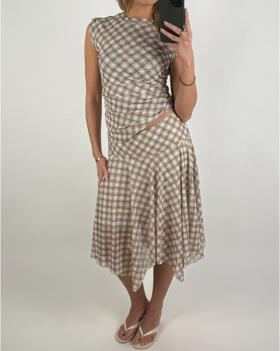 Modelbillede af beige SIVA nederdel og beige SIVA top. Set forfra. Fra BySofieSønderby