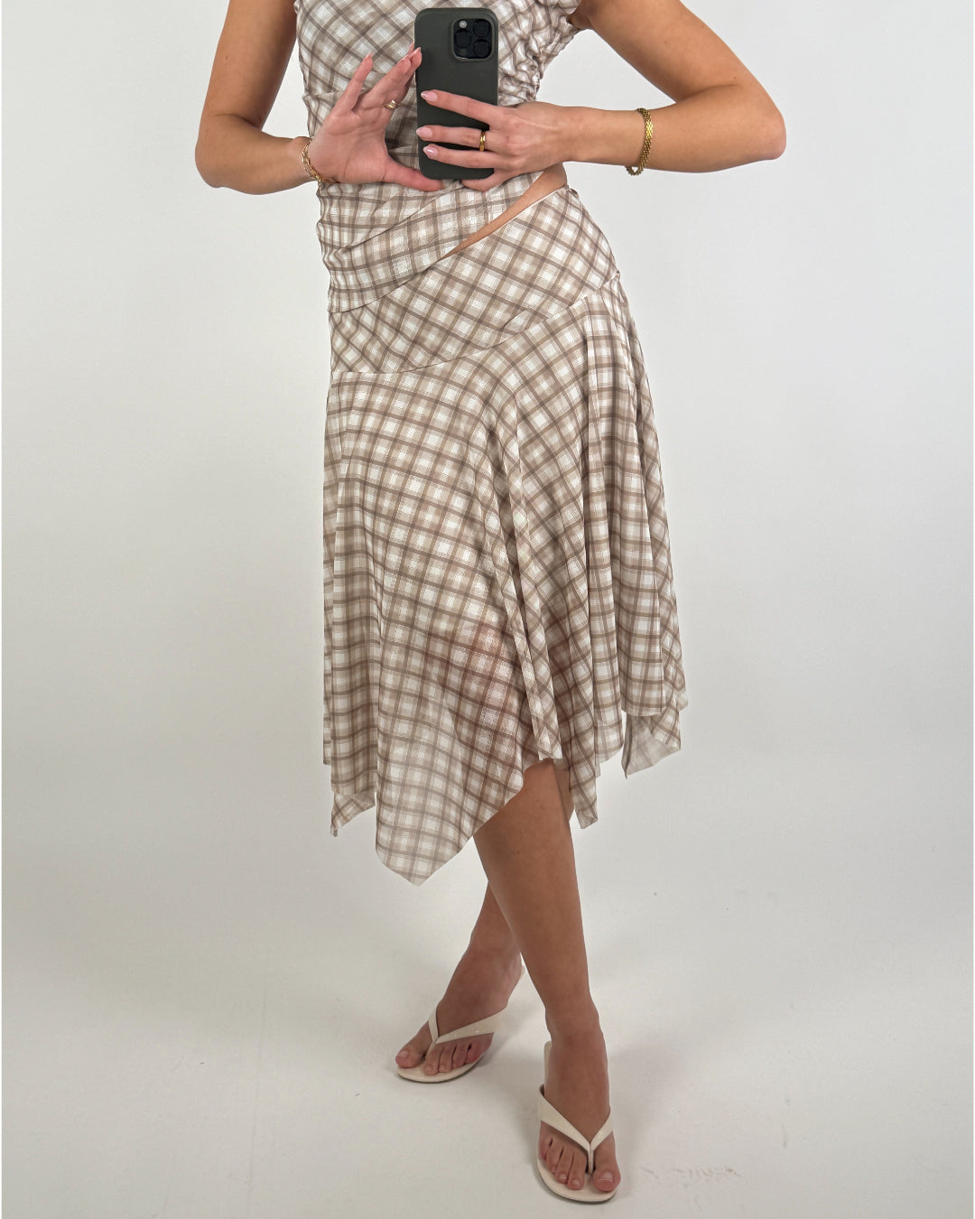 Modelbillede af beige SIVA nederdel. Set forfra. Fra BySofieSønderby