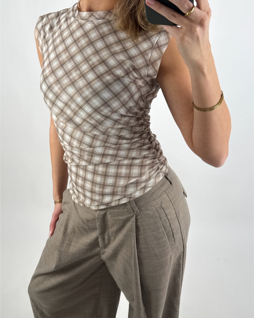 Modelbillede af beige SIVA top. Set forfra. Fra BySofieSønderby