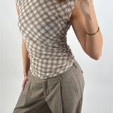 Modelbillede af beige SIVA top. Set forfra. Fra BySofieSønderby